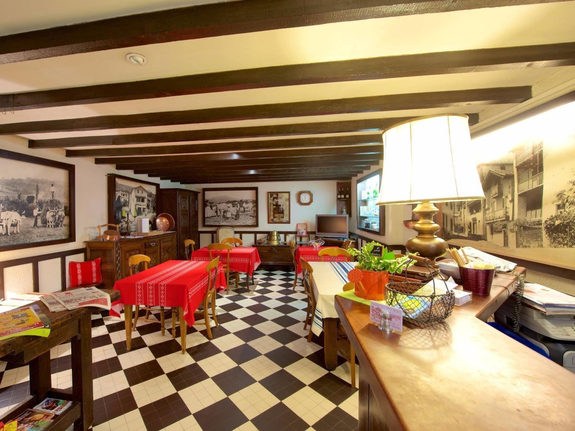 Auberge Chez Tante Ursule Cambo-les-Bains Exterior photo