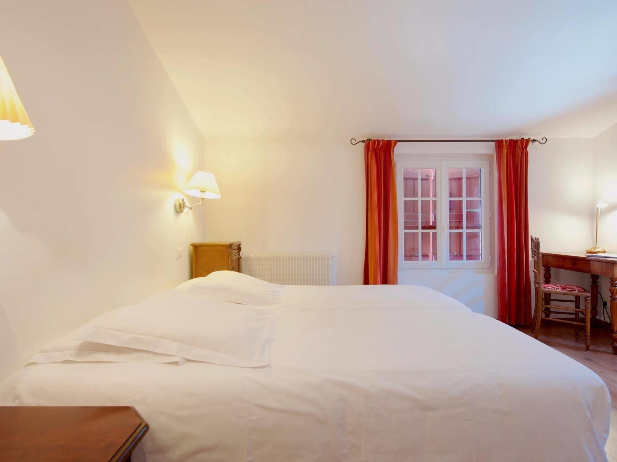 Auberge Chez Tante Ursule Cambo-les-Bains Exterior photo
